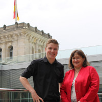 MdB Marianne Schieder zeigt ihrem Praktikanten Jakob Berg das Reichstagsgebäude.