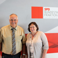 Am Rande der Betriebs-/Personalrätekonferenz der SPD-Bundestagsfraktion: MdB Marianne Schieder und Klaus Langenbach, Personalrat der Sparkasse Schwandorf