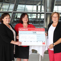 MdB Marianne Schieder, MdB Bärbel Kofler und MdB Gabi Fograscher (von links) übergeben 1.500 Euro an AMAL.