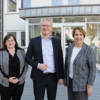 Bildunterschrift: Die beiden SPD-Abgeordneten Marianne Schieder, MdB und Annette Karl, MdL zusammen mit dem Leiter der Agentur für Arbeit Schwandorf Markus Nitsch (Foto: Andre Stephan-Park)