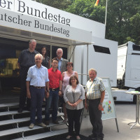 MdB Marianne Schieder begrüßte mit Vertreterinnen und Vertretern der örtlichen SPD das Bundestags-Infomobil im Wild- und Freizeitpark Höllohe.
