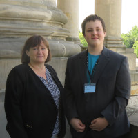 Jungparlamentarier Stefan Islinger – straffes Programm im Bundestag, hier zusammen mit MdB Marianne Schieder auf dem Balkon des Reichstages, von dem aus Philipp Scheidemann 1918 die Republik ausgerufen hat.