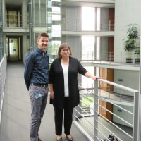 Im Paul-Löbe-Haus: MdB Marianne Schieder und ihr neuer Mitarbeiter Felix Engelhard