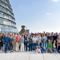 MdB Marianne Schieder begrüßt 50 Besucherinnen und Besucher auf der Kuppel des Reichstages