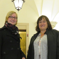 MdB Marianne Schieder mit Linda Pröm auf dem Weg zur Sitzung der Landesgruppe Bayern in der SPD-Bundestagsfraktion.