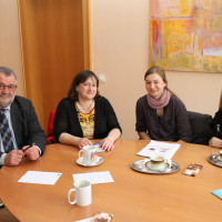 Die Nabburger Hebammen Verena Raab und Alexandra Regner im Gespräch mit Bundestagsabgeordneter Marianne Schieder und Bürgermeister Armin Schärtl